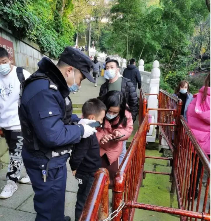 【我在岗位上】四川乐山：儿童走失别慌张，民警帮你找家长
